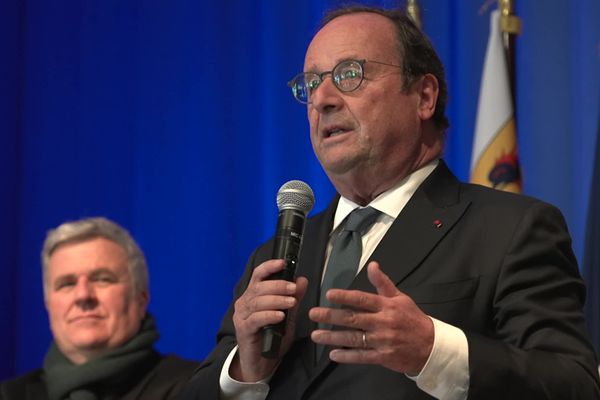 L'ancien président de la République, François Hollande, en visite ce lundi 2 décembre à la Bâtie-Neuve, dans les Hautes-Alpes.