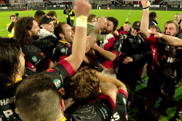 "On est en demi, on est en demi ..." chant de victoire entonné samedi soir par les joueurs du Rouen Normandie Rugby.