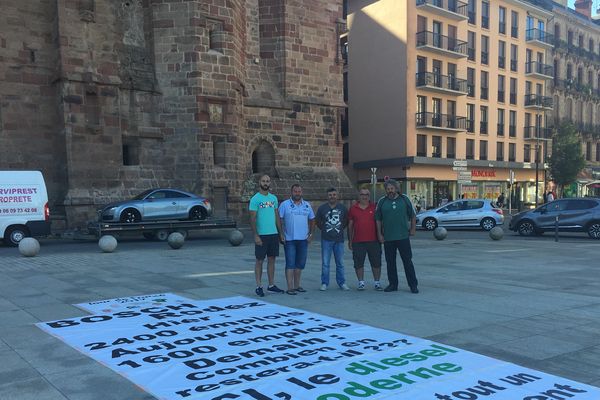 Les salariés de l'usine Bosch qui emploie 1600 personnes sont inquiets pour l'avenir. Ils ont disposé devant la cathédrale de Rodez une grande banderole à l'occasion du passage du Tour de France.