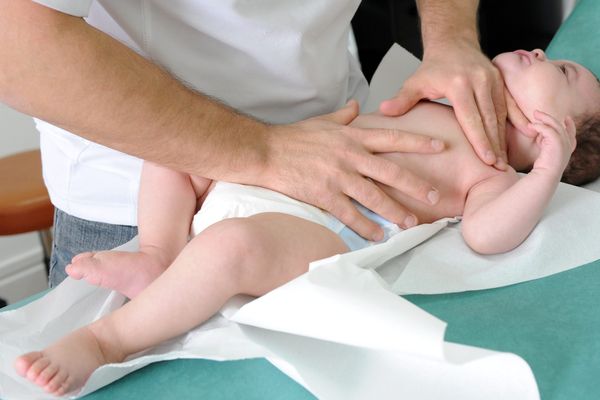 La kinésithérapie respiratoire permet de désencombrer les bronches. 