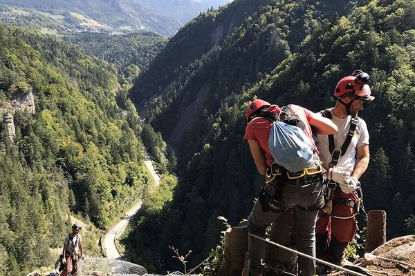 Travail des ouvriers cordistes en Haute-Savoie, sur la route du Val d’Abondance.