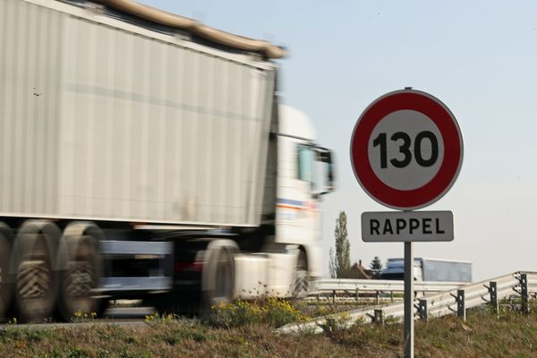 Le camion transportait de la poudre d'aluminium. Lorsque le chauffeur s'est arrêté sur l'aire de l'autoroute A9 Montblanc-Béziers, il découvre six voyageurs clandestins dans sa remorque. (image d'illustration)