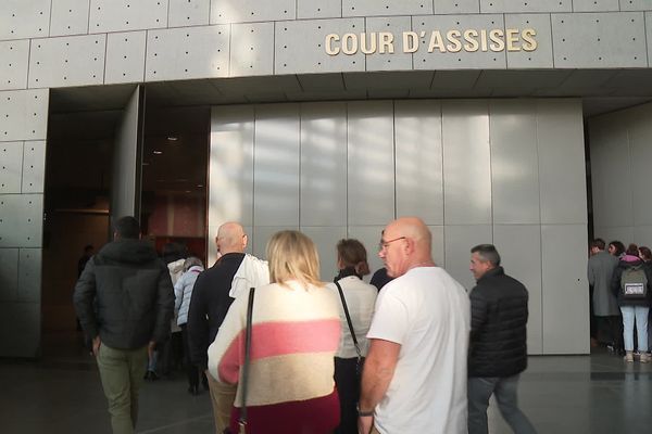 La famille et les proches de Victorine Dartois s'avancent vers la cour d'assises de l'Isère le 5 décembre 2024 à l'avant dernier jour du procès de Ludovic Bertin.