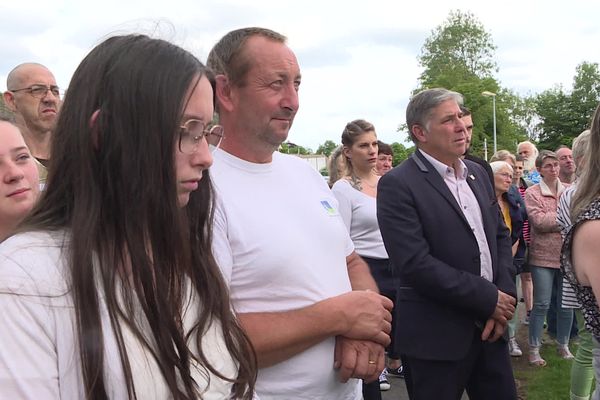 Les habitants de La Ferté-Macé (Orne) se recueillent, samedi 27 juillet, en souvenir d'Elaïa, une petite fille de 17 mois retrouvée morte dans une habitation de la commune, le 11 juillet.