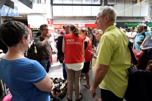 Les voyageurs attendent des trains à Montparnasse, ce 27 juillet 2018