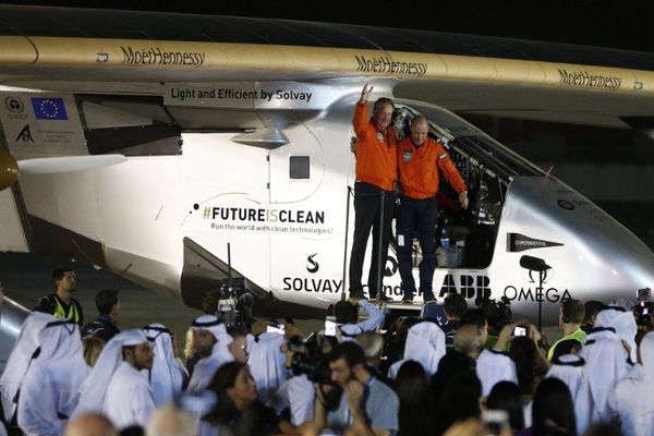 Bertrand Piccard et Andre Borschberg à leur arrivée à Abou Dabi, le 26 juillet 2016 lors de la fin de leur tour du monde à bord du Solar Impulse. 
