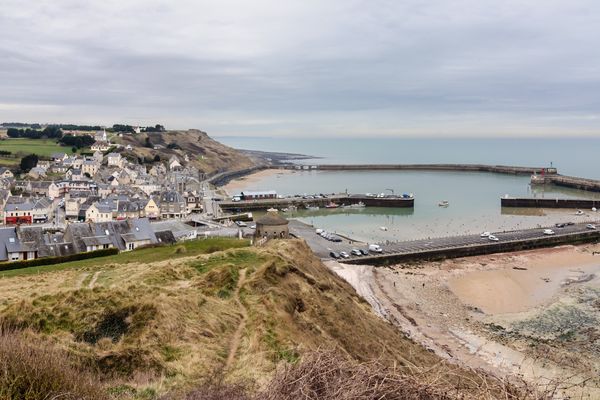 L'horizon restera assez nuageux face à Port-en-Bessin, dans le Calvados, ce mardi.