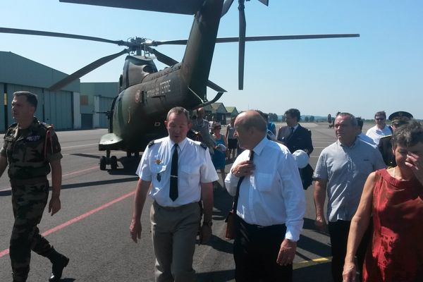 Visite du ministre de la défense Jean-Yves Le Drian à l'usine Turboméca-Safran de Bordes (64) le 26 juin 2015