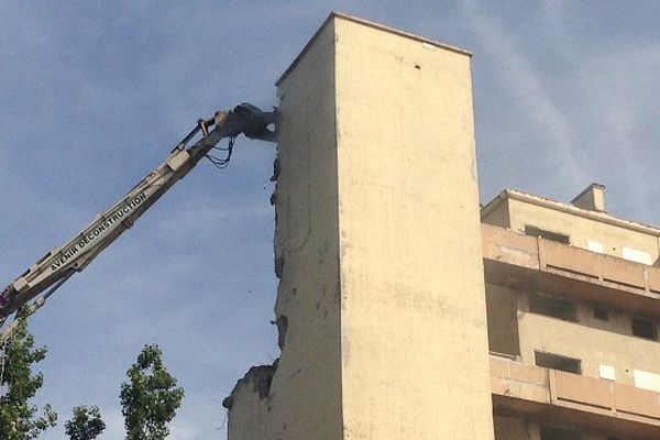 Les travaux comprennent la destruction d'une barre d'immeuble du quartier. 