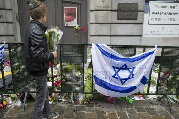 Devant le musée juif de Bruxelles.