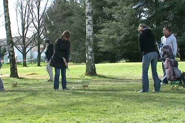 Quelques amateurs ont pu s'essayer au golf à Saint-Lazare à Limoges