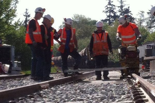 Une quarantaine d’agents SNCF de l’infrastructure ont œuvré 24h/24 sur le chantier pour réparer les 300 mètres de voies, les quais et le passage à niveau endommagés par la collision entre un train Intercités et un poids lourd.