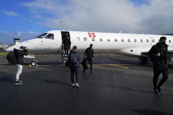 Les joueurs du Clermont foot sont arrivés à l'aéroport de Caen aux alentours de 11 heures samedi 15 mai, quelques heures avant le match contre Caen. 