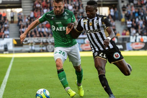 Le stéphanois Mathieu Debuchy aux prises avec Casimir Ninga le joueur incontesté de  cette rencontre. 