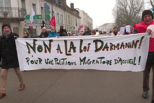 Une soixantaine de manifestants se sont rassemblés ce 16 décembre 2023 dans le centre-ville de Sens, dans l'Yonne, pour manifester contre le projet de loi, porté par Gérald Darmanin.