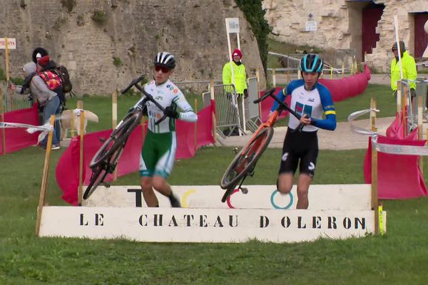 Les coureurs sur le parcours des remparts.