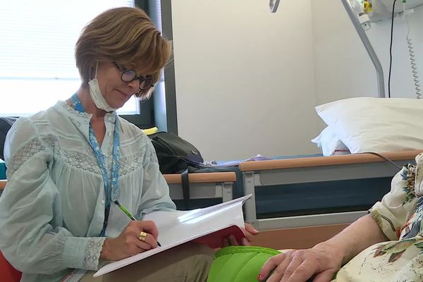 Biographe hospitalier, un métier en plein développement : en Nouvelle-Aquitaine, deux sont déjà en place et sept proposent leurs services aux hôpitaux.