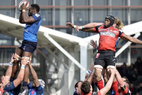 Le montpellierain Fulgence Ouedraogo attrape le ballon ovale pendant le match de Top 14 à Oyonnax où le MHR s'est imposé haut les crampons, 31 à 10, dimanche.