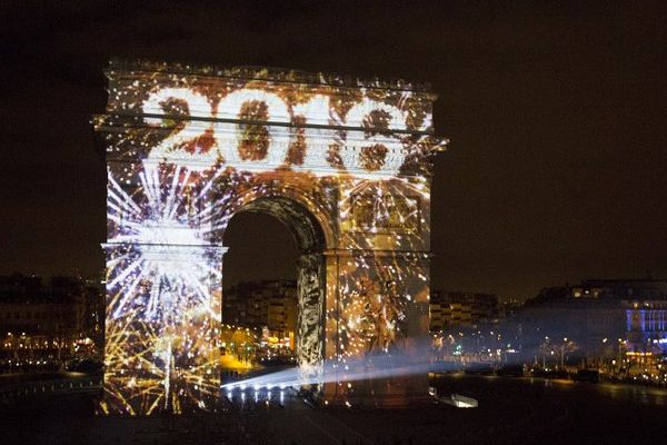 Pour le Nouvel An 2016, l'Arc de Triomphe dans un court spectacle son et lumière 