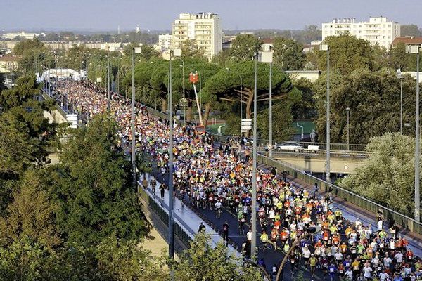 Plus de 10 000 coureurs sur la ligne de départ, dimanche matin. 