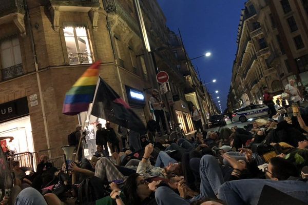 Les manifestants ont fait un die-in sur la chaussée