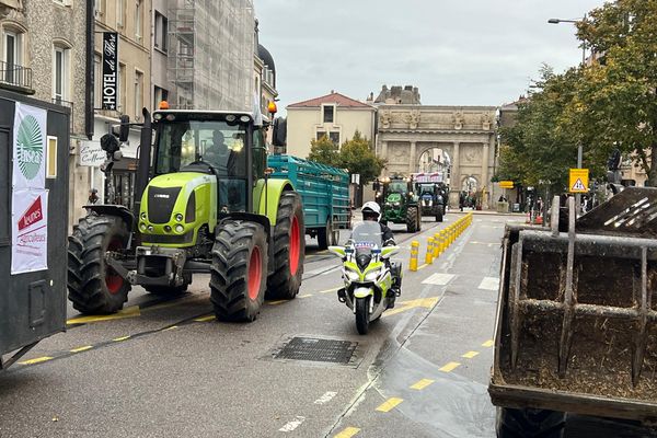 Des dizaines de tracteurs ont bloqué le centre-ville de Nancy ce mercredi 9 octobre 2024.