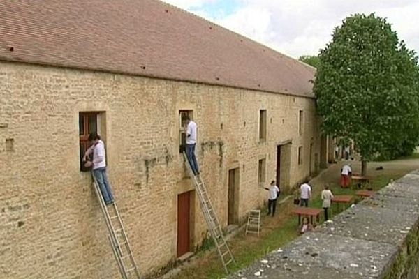 Le château de Bussy-Rabutin en Côte d'Or est "remis en couleurs" par les bénévoles de l'association Terres et Couleurs