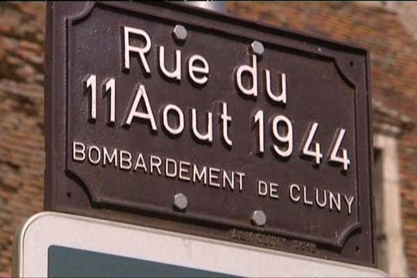 La plaque de la Rue du 11 août 1944-Bombardement de Cluny rappelle aux passants cette tragique page d’histoire de la Seconde Guerre mondiale