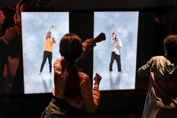 Des jeunes interagissent avec les installations de la Philharmonie des enfants