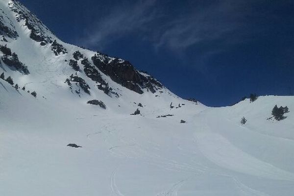 Porte-Puymorens (Pyrénées-Orientales) - formation d'un névé, un mini glacier - 11 avril 2013.