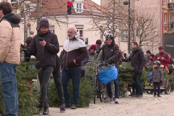 La file d'attente n'en finissait plus de s'allonger place du marché au Neudorf à Strasbourg, que des prétendants au recyclage