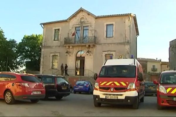 Devant la mairie de Ceyras