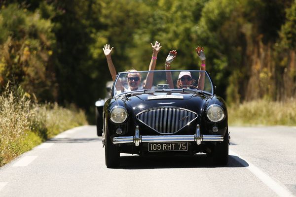 Pour la 19ème édition, les participantes doivent rallier Paris et Biarritz en cinq étapes au volant de vieilles voitures de collection.