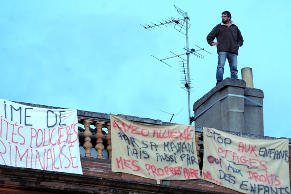 Un père, sur le toit du Capitole.