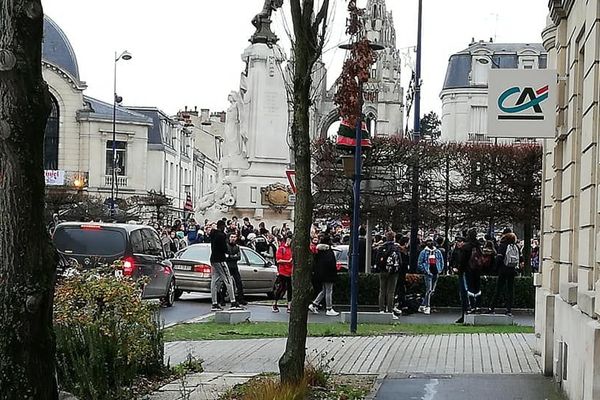 Une centaine de lycéens ont investi les rues de Soissons pour manifester.