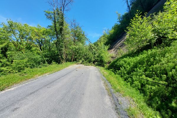 Un important glissement de terrain empêche toute circulation sur un tronçon de la RD 43, à Vayrac dans le département du Lot.