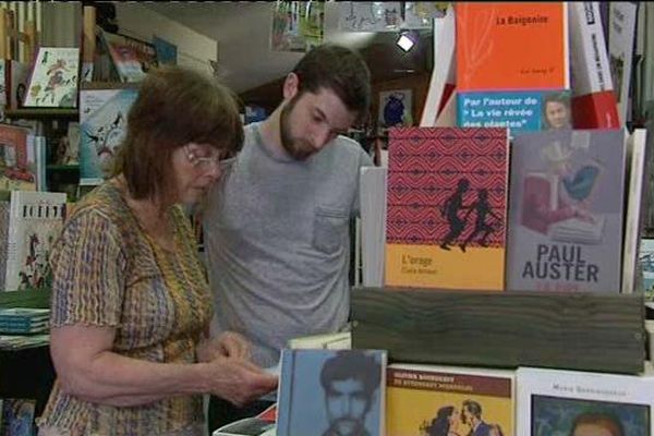 Annie Falzini et le repreneur de sa librairie Damien Orsal. 