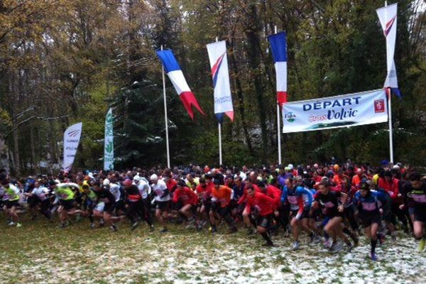 Départ du Challenge Entreprises avec près de 500 participants, les pieds dans la neige.