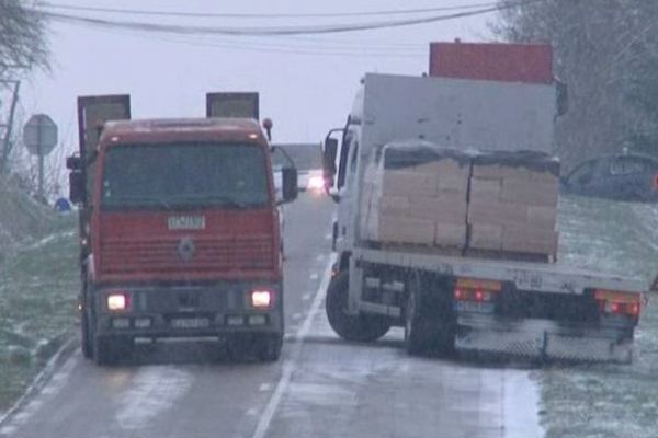 Le verglas rend la route dangereuse...notamment pour les camions