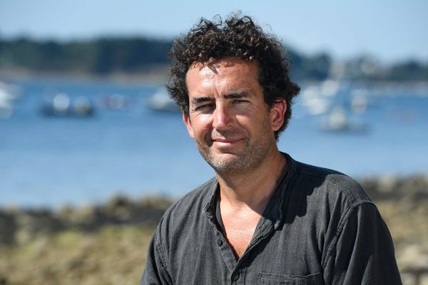 Frère Grégoire, vicaire de l'Ile-aux-Moines, bouscule avec succès le formalisme dans l'Eglise.
