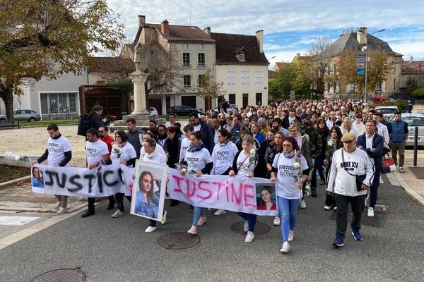 Plusieurs centaines de personnes sont réunies à Saint-Céré