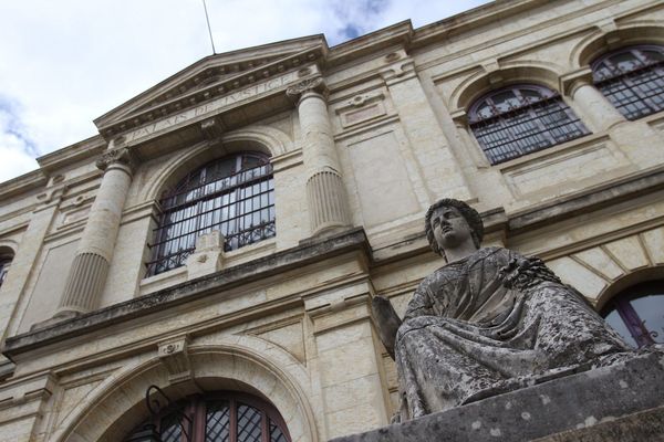 Un homme de 23 ans a été condamné à de la prison ferme par le tribunal correctionnel d'Auch (Gers) poiyr avoir menacé de mort Mila, l'adolescente harcelée pour avoir critiqué l'islam sur les réseaux sociaux.