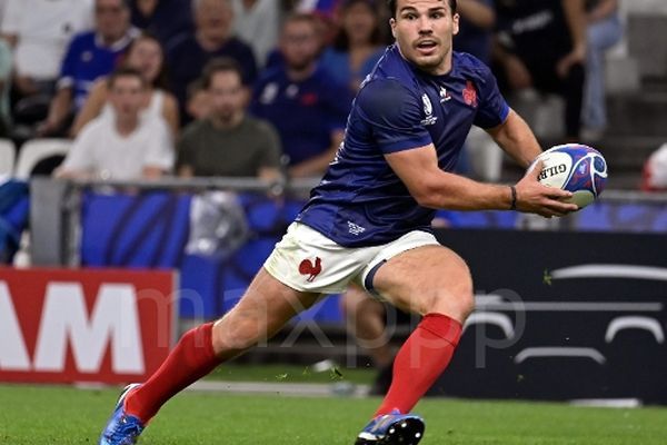 La capitaine du XV de France de rugby, Antoine Dupont, autorisé à reprendre des activités progressives et dirigées.