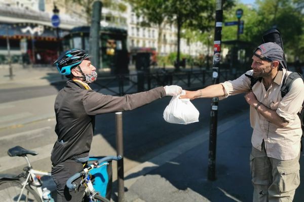 Les livreurs distribuent les repas aux sans-abris.