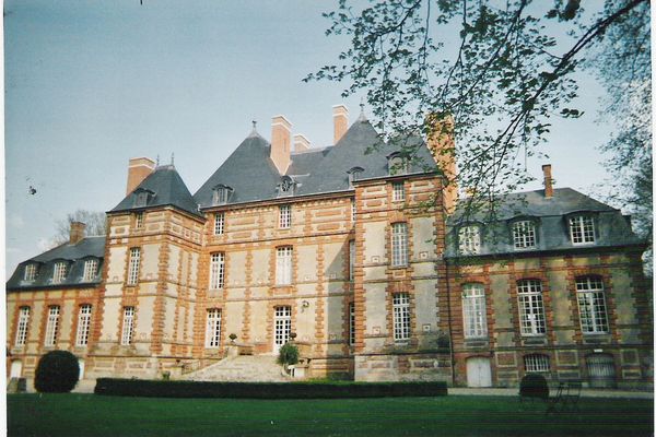 Dans l'Eure, vers le Vexin Normand, quelques rayons de soleil pour le château de Fleury-la-Forêt en ce MERCREDI.