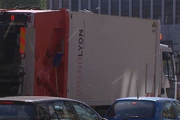 Un camion de collecte dans les rues de Lyon (Avril 2012)