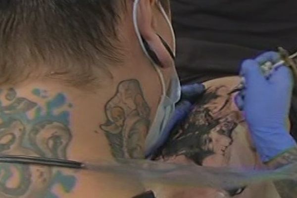 Le salon du tatouage de Troyes est devenu un rendez-vous pour les amateurs de tatouages mais aussi les professionnels. Il se déroule jusque ce dimanche soir 19h au Troyes expo cube, le parc des expositions de l'agglomération troyenne.