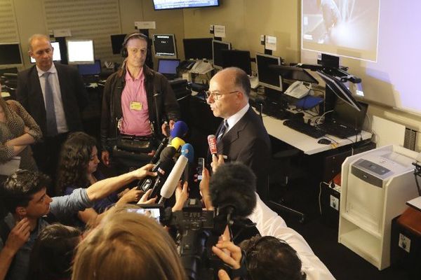 Bernard Cazeneuve, lors de l'inauguration du centre de crise interministériel mis en place pour l'Euro 2016.