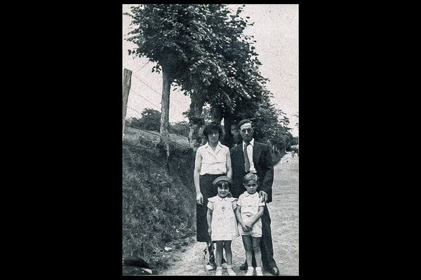 La famille Varin avant le bombardement de Lisieux (Calvados)