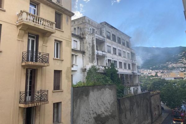 Un feu s'est déclaré à l'ancien hôtel Île de Beauté, à Bastia, ce dimanche 20 septembre. 